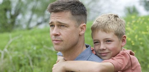 Brad Pitt jako autoritativní otec i manžel ve filmu Strom života.