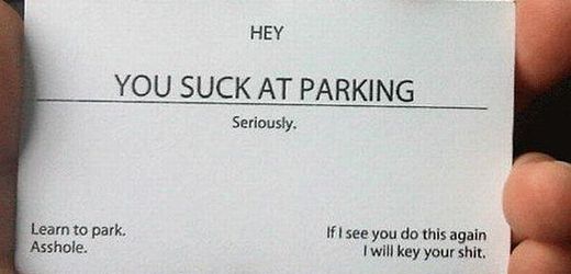 Koukej se naučit parkovat, vzkazuje kartička bezohledným řidičům.