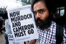 Demonstrant žádá Cameronovu demisi.