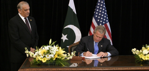 Zda Pakistánci přispěli na kampaň i Georgi Bushovi, není známo, ve funkci nicméně posiloval spojenectví USA s Indií.