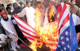 Dokud na pákistánských ulicích pálí vlajky USA, je pro ameriocké politiky přijímání sponzorských darů od Islámábádu politicky kontraproduktivní.