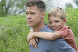 Brad Pitt ve Stromu života hraje otce rozpolceného mezi frustrací z vlastní kariéry a touhou vychovat své syny co nejlíp.