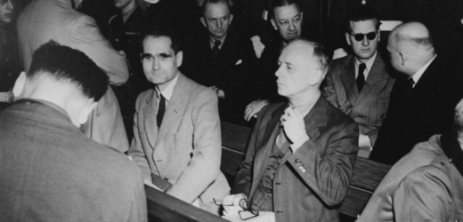 Rudolf Hess (ve světlém saku uprostřed) u soudu v rámci Norimberského procesu.