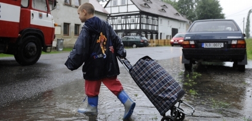 Chlapec je jedním z evakuovaných ve Vísce u Višňové na Liberecku.