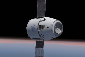 Kosmická loď Dragon společnosti SpaceX.