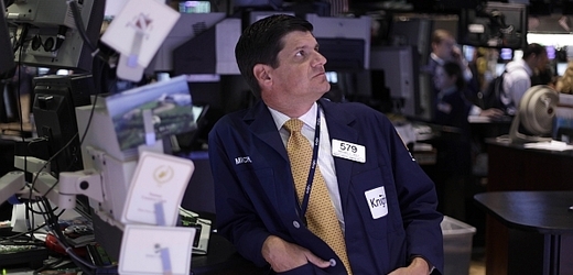 Obchodník s cennými papíry sleduje vývoj na burze v New Yorku.