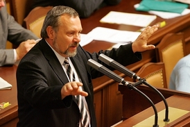 Předseda poslanců KSČM Pavel Kováčik ve sněmovně.