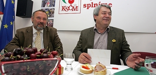 Dva čelní muži KSČM - předseda poslanců Pavel Kováčik a předseda strany Vojtěch Filip.