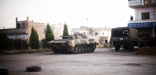 Vládní tank v ulicích Homsu.