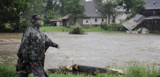 Zvedající se hladiny řek vystrašily hlavně obyvatele Liberecka. To loni zažilo ničivé povodně.