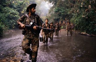 Bojovníci contras mezi Hondurasem a Nikaraguou.