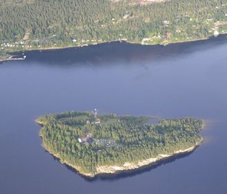 Ostrov Utøya, místo útoku střelce na účastníky tábora mladých socialistů. 