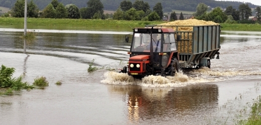 Vytrvalé deště zvedly v noci na 22. července hladinu Moravy. Mezi obcemi Lukavice a Bohuslavice se řeka vylila z břehů.