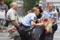 Policisté ošetřují zraněné (Foto: ČTK/AP).
