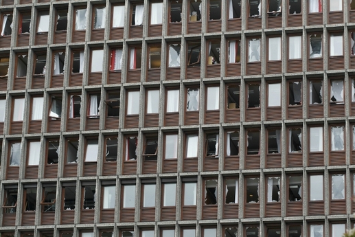 Výbuch rozbil většinu oken v sedmnáctipatrové budově, v níž sídlí úřad předsedy vlády Jense Stoltenberga (Foto: ČTK/AP).