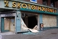 Výbuch poškodil i okolní objekty včetně tohoto obchodu (Foto: Profimedia).