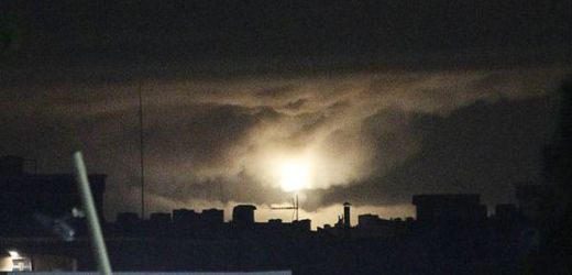 Záře výbuchu nad Tripolisem.