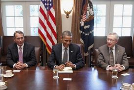 John Boehner (vlevo) nečekaně ukončil vyjednávání s prezidentem Obamou.
