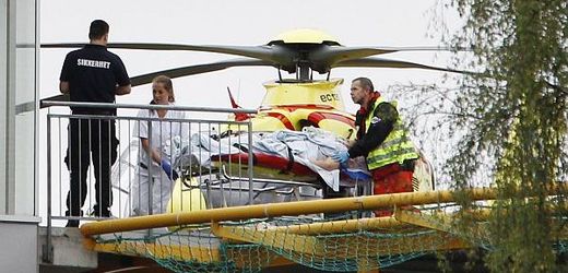 Záchranáři odvážejí zraněné po střelbě na norském ostrově. 