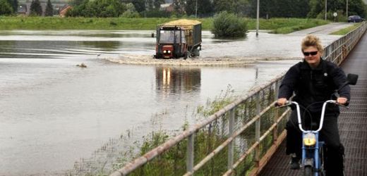 Rozvodněná řeka Morava zaplavila louky a pole.