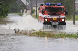 Voda zaplavila i vozovky v obci Višňová na Liberecku.