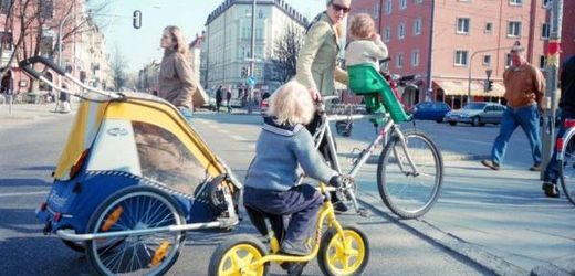 Vozíky za kola jsou podle policistů a ministerstva pro dítě nebezpečné (ilustrační foto).