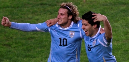 Útočné duo Uruguaye - Diego Forlán a Louis Suárez.