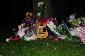 U domu Amy Winehouseové vyrostl provizorní pomník; lidé nosili svíčky, květiny i obrazy.