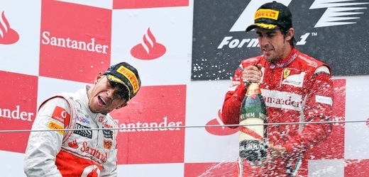 Z prvenství se radoval Lewis Hamilton, druhý skončil Fernando Alonso (vpravo).