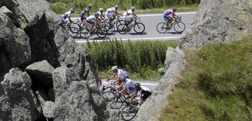 Momentka z letošní kopcovité Tour de France.