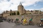 Jezdci projížděli i poblíž známého pevnostního města Carcassonne. (Foto: ČTK)