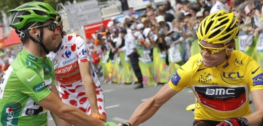 Vítěz závěrečné etapy Cavendish (vlevo) se šampionem Evansem.