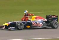Mark Webber povozil na monopostu Fernanda Alonsa.