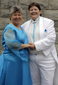 Šťastné novomanželky (a babičky): Kitty Lambertová (vlevo) a Cheryle Ruddová.