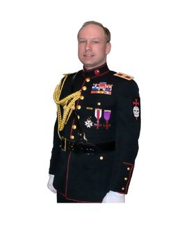 Breivik prezentuje sám sebe na webu v uniformě.
