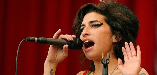 Amy Winehouseová na letošním ročníku největšího rockového festivalu světa v Glastonbury.