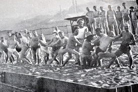 Vltavské břehy v pražském Podolí v čase až čtyřicetistupňových veder. U vody bylo dost síly i na sport. Snímek z časopisu Český svět z července 1911.