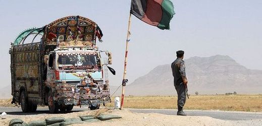 Armáda najímá místní dopravce, aby podpořila hospodářství. Některé firmy však mají napojení na Taliban.