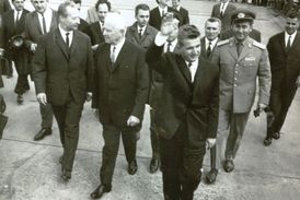 Nicolae Ceausescu s Dubčekem a Svobodou při návštěvě Prahy.