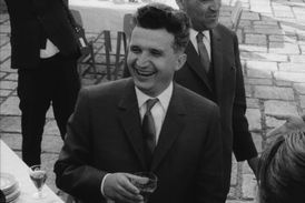 Ceausescu se směje.