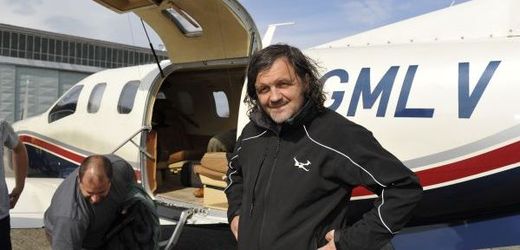Emir Kusturica přiletěl do Uherského Hradiště soukromým letadlem.