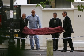 Pohřební služba odváží tělo Amy Winehouseové z jejího londýnského domu v Camdenu.