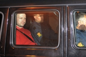 Vrah desítek lidí Anders Breivik cestou od norského soudu. 