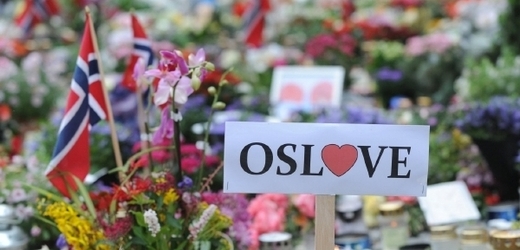 Ulice Osla zaplnily květiny a fotografie, které připomínají oběti masakru.