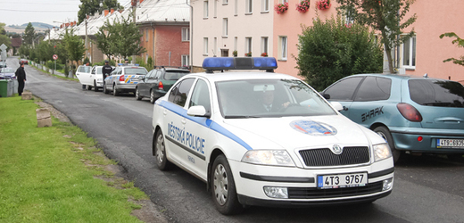 Policie v Hlubčické ulici v Krnově, kde se v jednom z domů našlo tělo jedenáctileté dívky. 