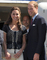 Vévodkyně ví, co se nosí. Pletenou halenku vybrala ze svého šatníku 10. července, kdy spolu s manželem čekali na letišti v americkém Los Angeles na návrat do Británie po návštěvě USA. (Foto: ČTK/AP)