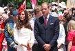 Jako každá Britka si i vévodkyně z Cambridge potrpí na kloboučky. Tento minimalistický červený vhodně sladila s červenými lodičkami a k obojímu zvolila pouze jednoduché stylové šaty. (Foto: profimedia.cz)