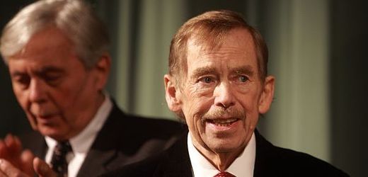 Václav Havel na premiéře svého filmu Odcházení. V pozadí Josef Abrhám.