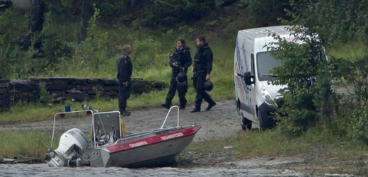 Na norské policisty se snesla vlna kritiky kvůli pomalému zásahu proti vraždícímu střelci.