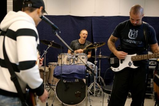 V hudebním studiu cvičí i nahrávají trestanecké kapely.